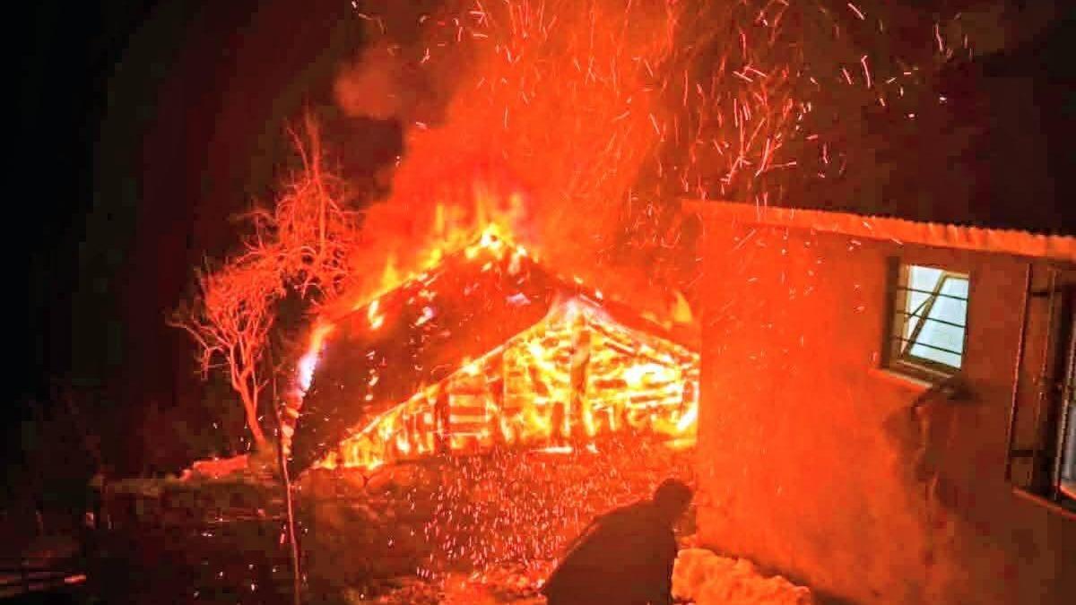 Çayır damı çıkan yangında küle döndü