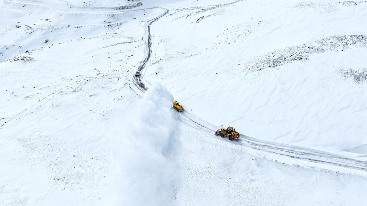 Van beyaza büründü: 78 yerleşim yeri ulaşıma kapandı