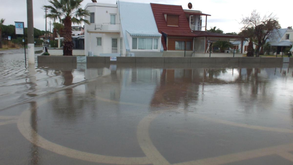 Burhaniye'de sağanak; yollar göle döndü, evlerin bodrum katlarını su bastı