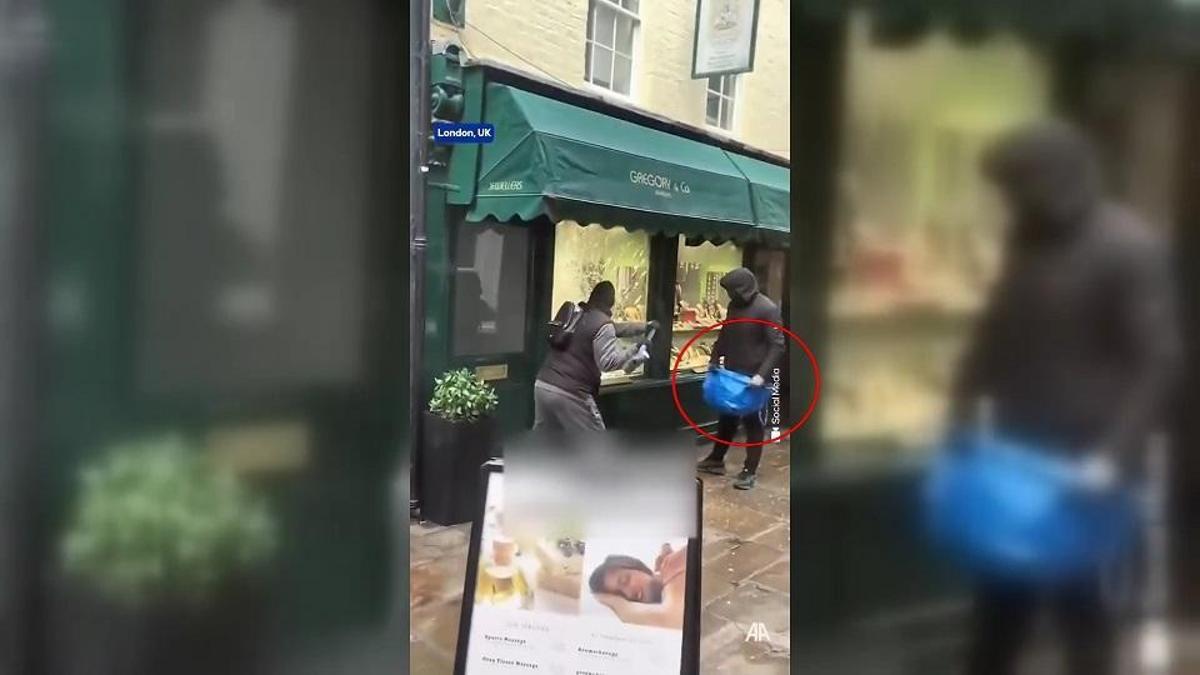 BURASI LONDRA: Herkes izledi, onlar soygun yaptı!