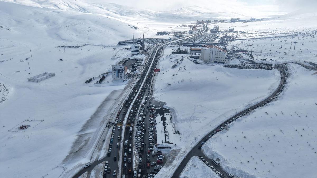 Kilometrelerce kuyruk oluştu! Sömestirin son günü ziyaretçi akınına uğradı...