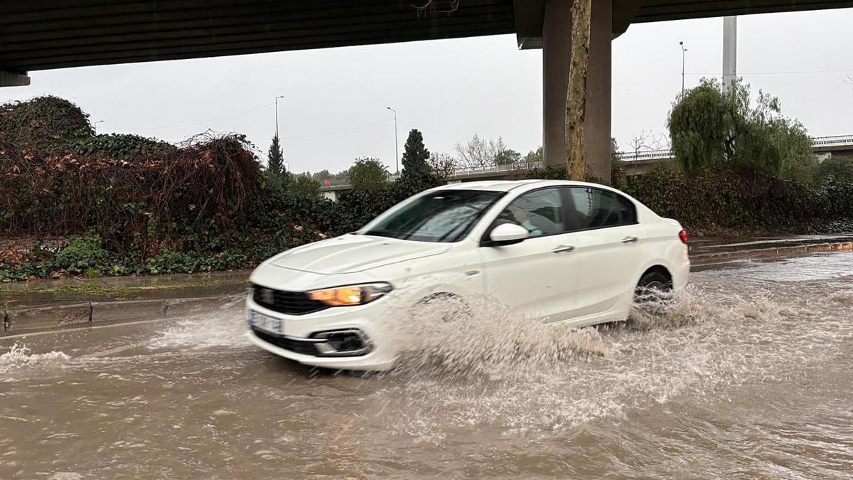 İzmir'de sağanak; cadde ve sokaklar göle döndü