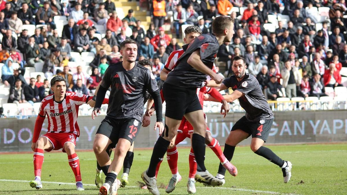 Sivasspor, Pendikspor'la puanları paylaştı