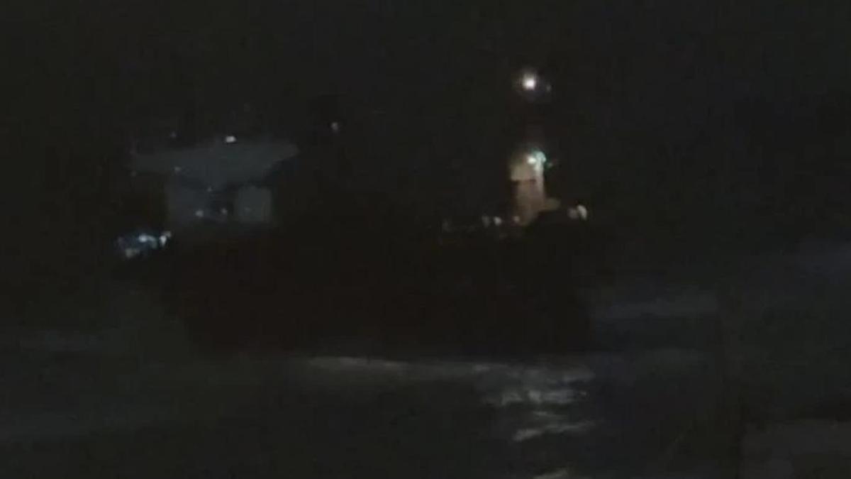 İstanbul'da yük gemisi karaya oturdu