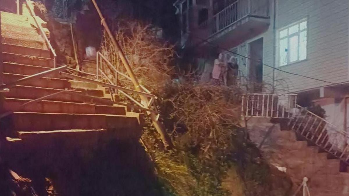 Sarıyer'de binanın bitişiğindeki merdiven çöktü