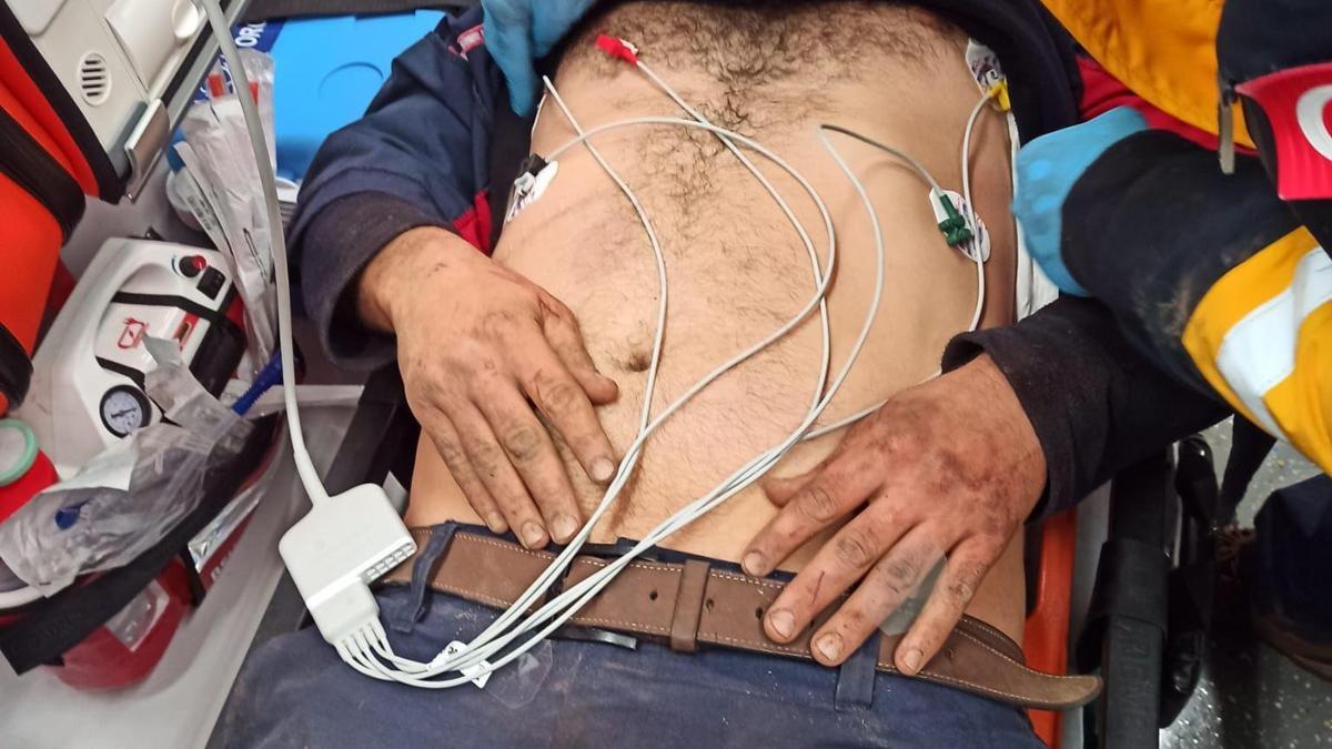 Hatayda uçurumdan yuvarlanan kepçeden atlayan operatör yaralı kurtarıldı