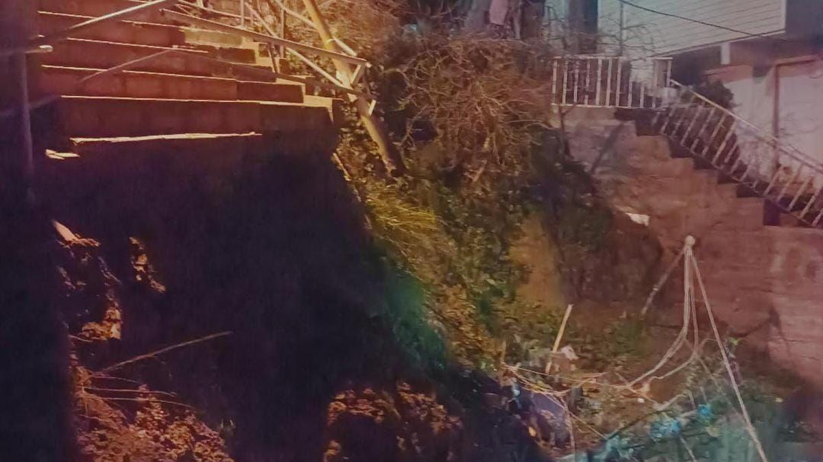 İstanbul - Sarıyer'de binanın bitişiğindeki merdiven çöktü