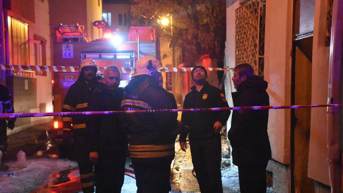 Kedilerin beslendiği evde yangın; 26 kedi öldü