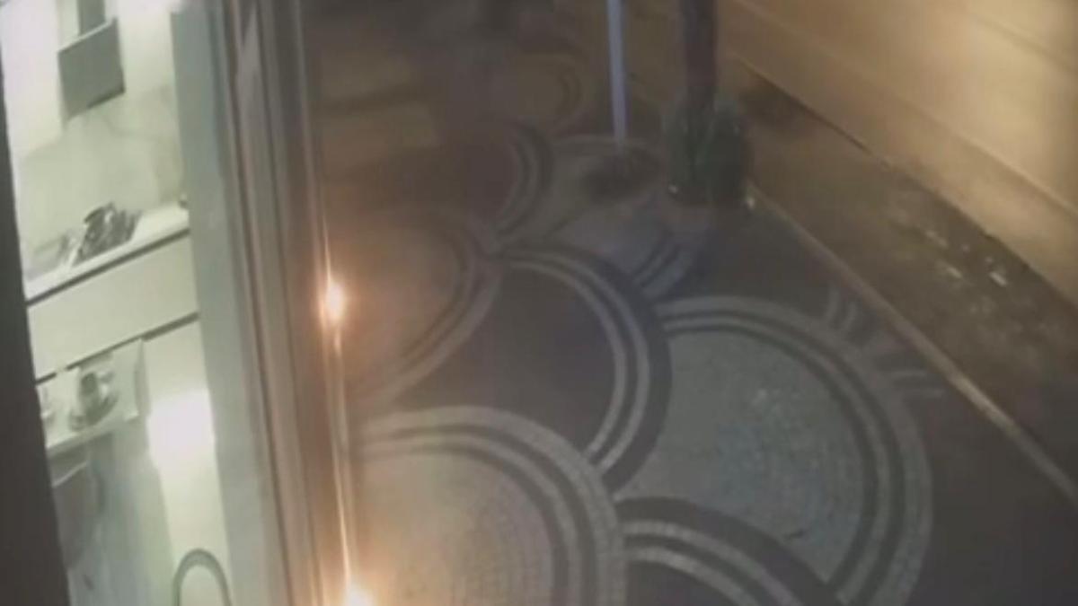 Hafif ticari aracın çarptığı yaya öldü; kaza kamerada