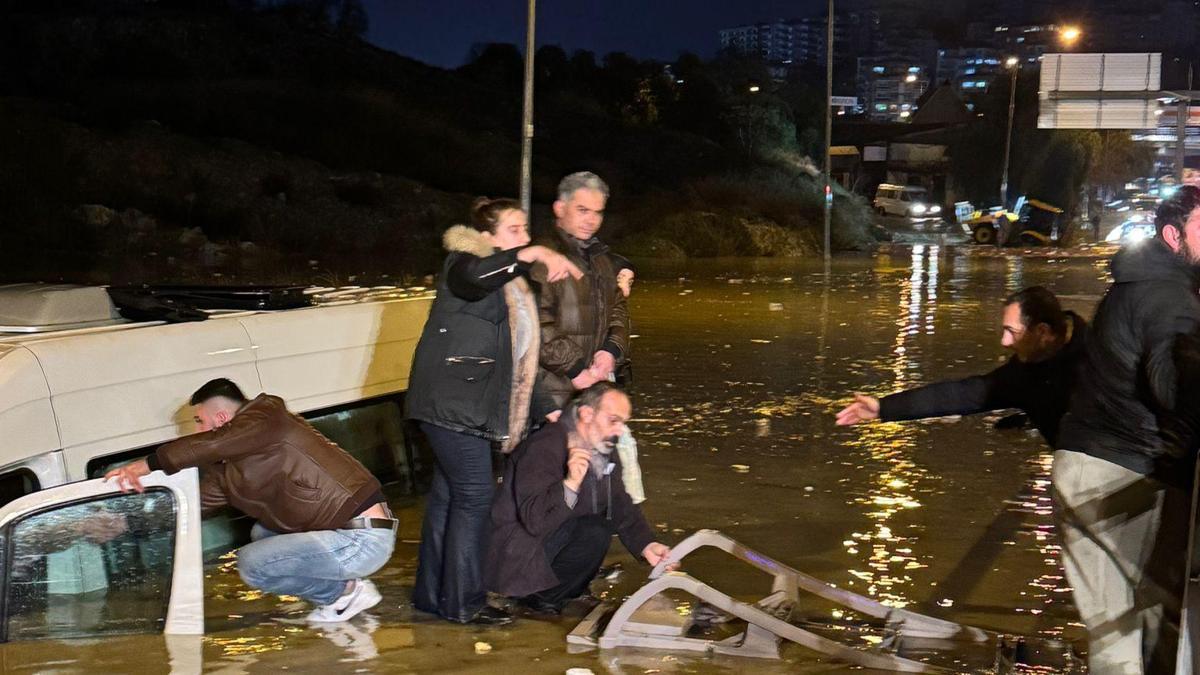 Aydında suya gömülen minibüsteki 20 yolcu kurtarıldı
