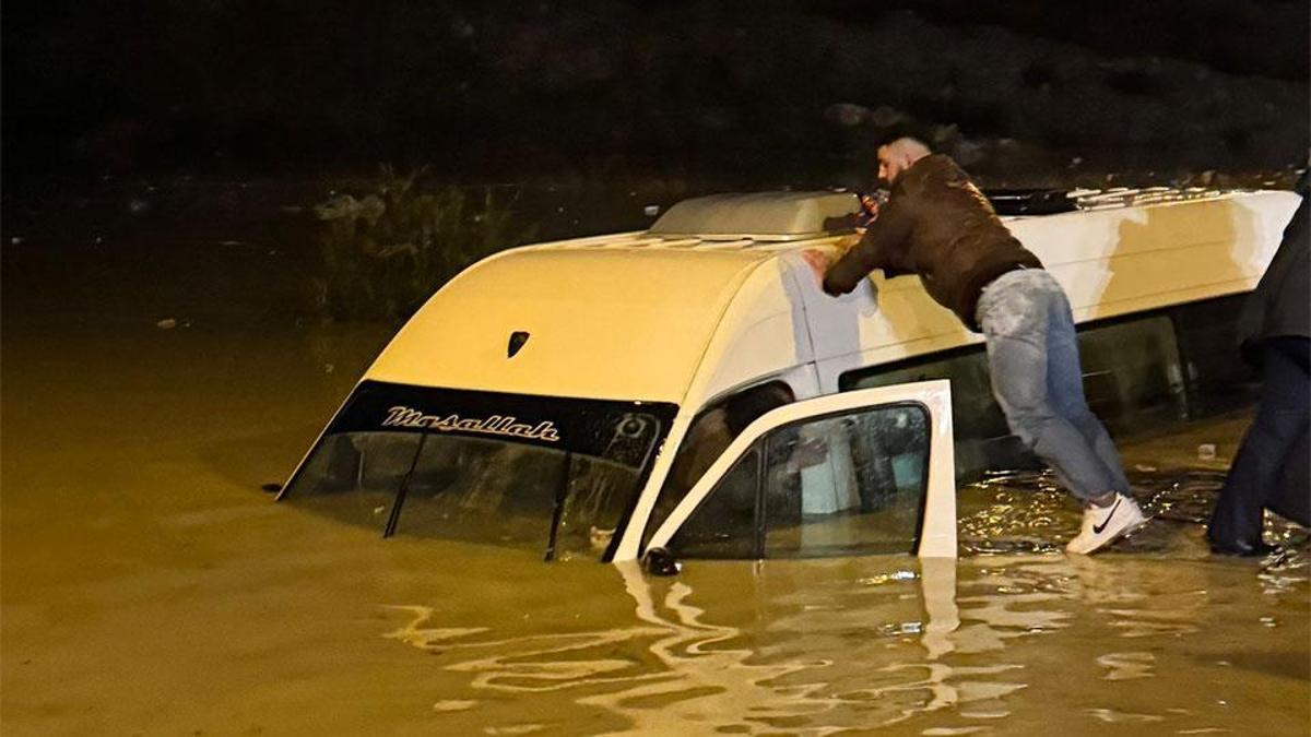Can pazarı: Aydın'da içi yolcu dolu minibüs suya gömüldü