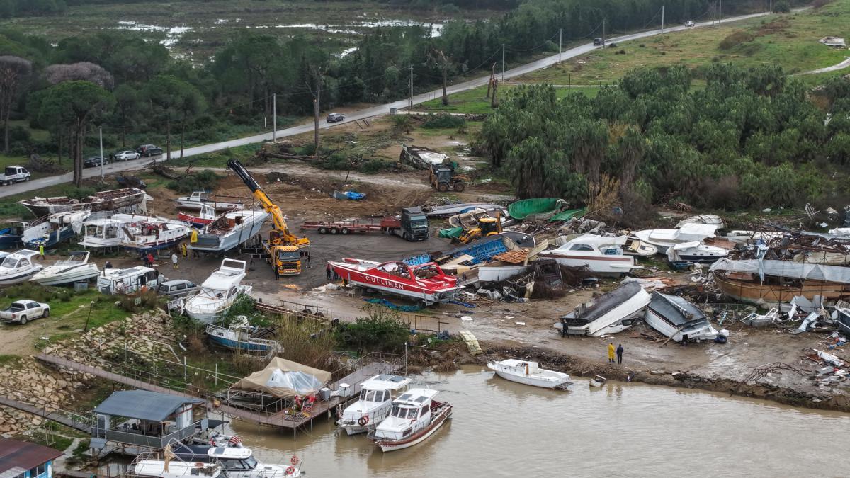 Antalya'da hortum sonrası enkaz kaldırılıyor; su ise çekilmedi