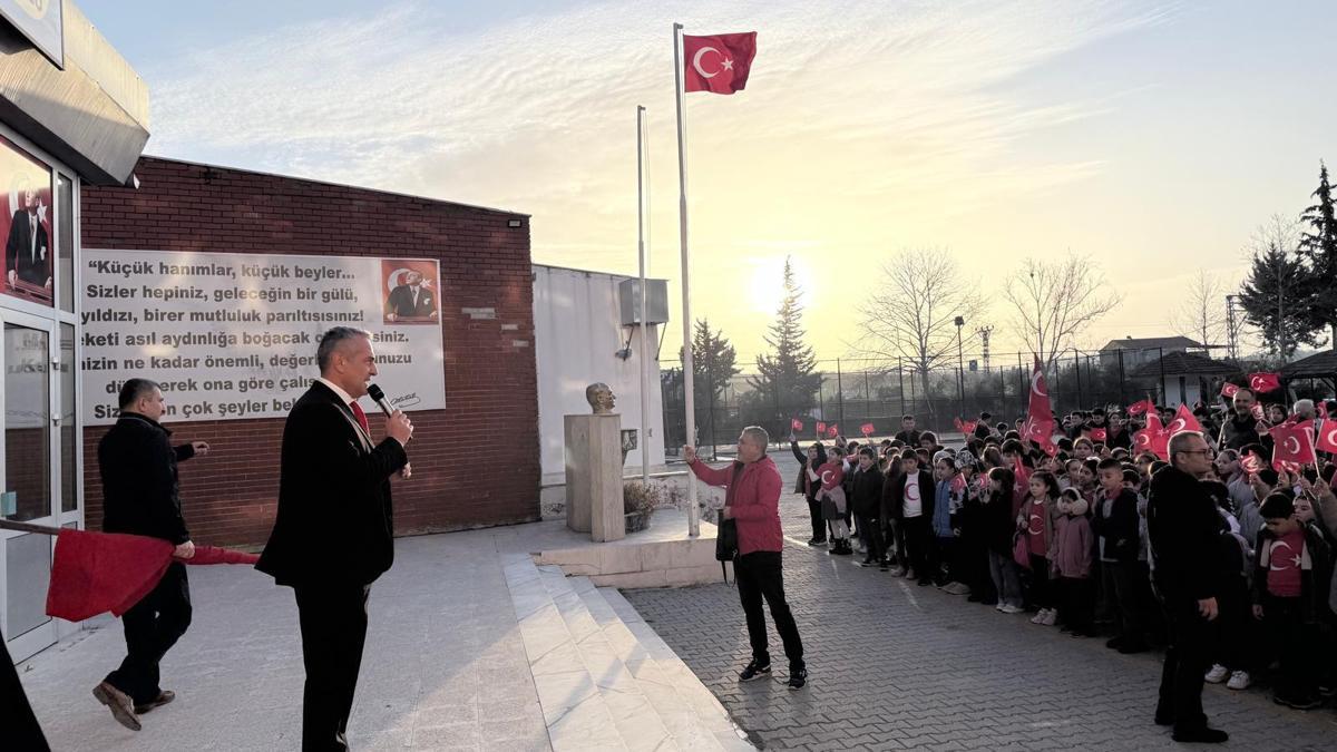 Kadirli Atatürk ilkokulu-Ortaokulu'nda ilk ders 'Bayrak Sevgisi'
