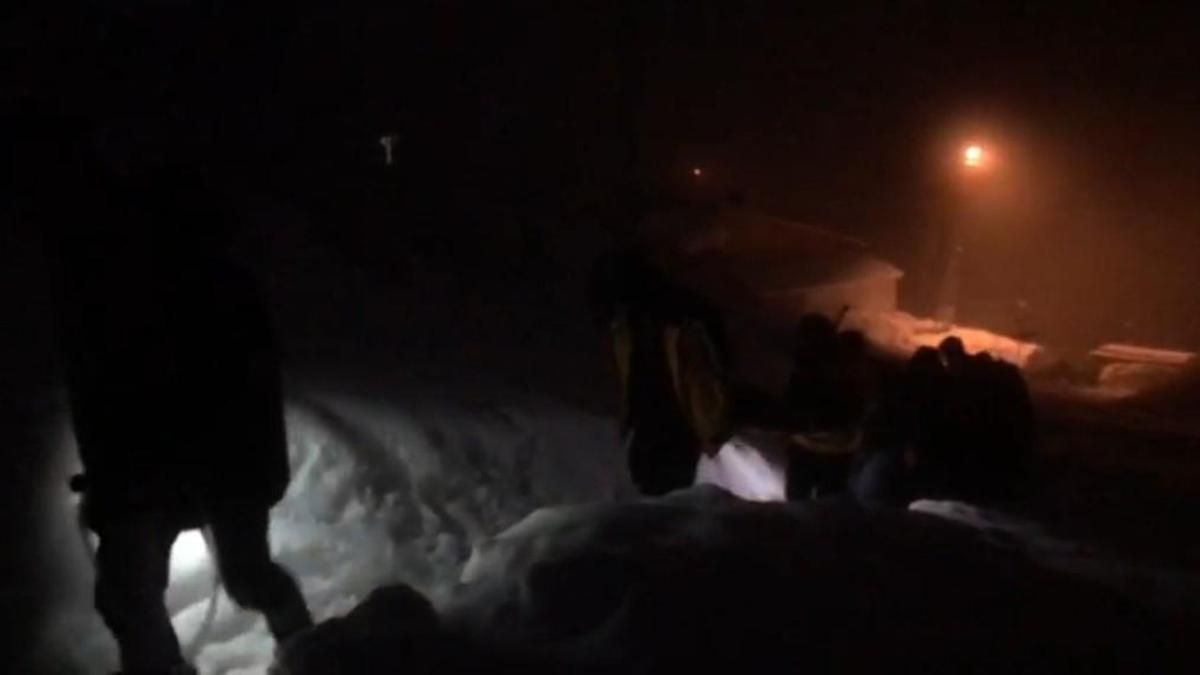 Kardan kapalı yol açıldı, hasta çocuk hastaneye ulaştırıldı