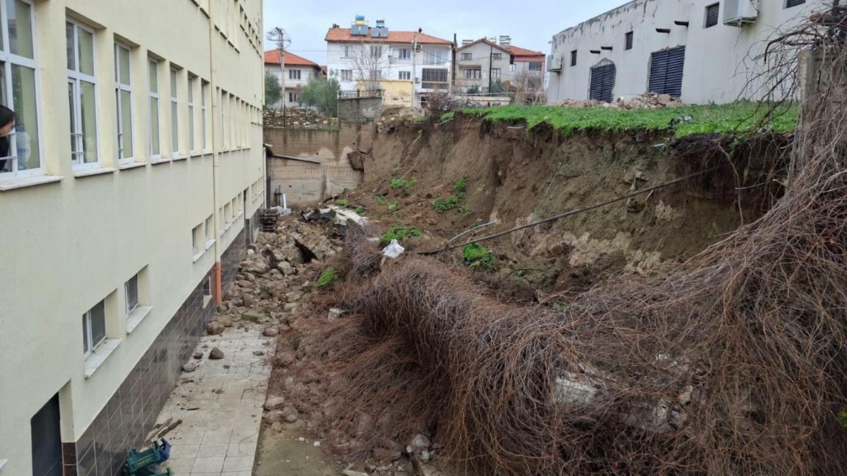 Manisa'da istinat duvarı, lise bahçesine çöktü