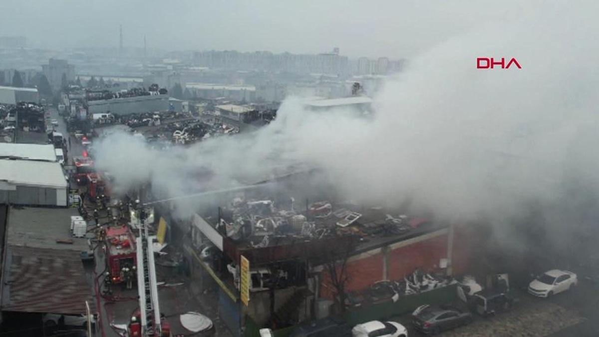 İkitelli Oto Sanayi Sitesinde yangın paniği