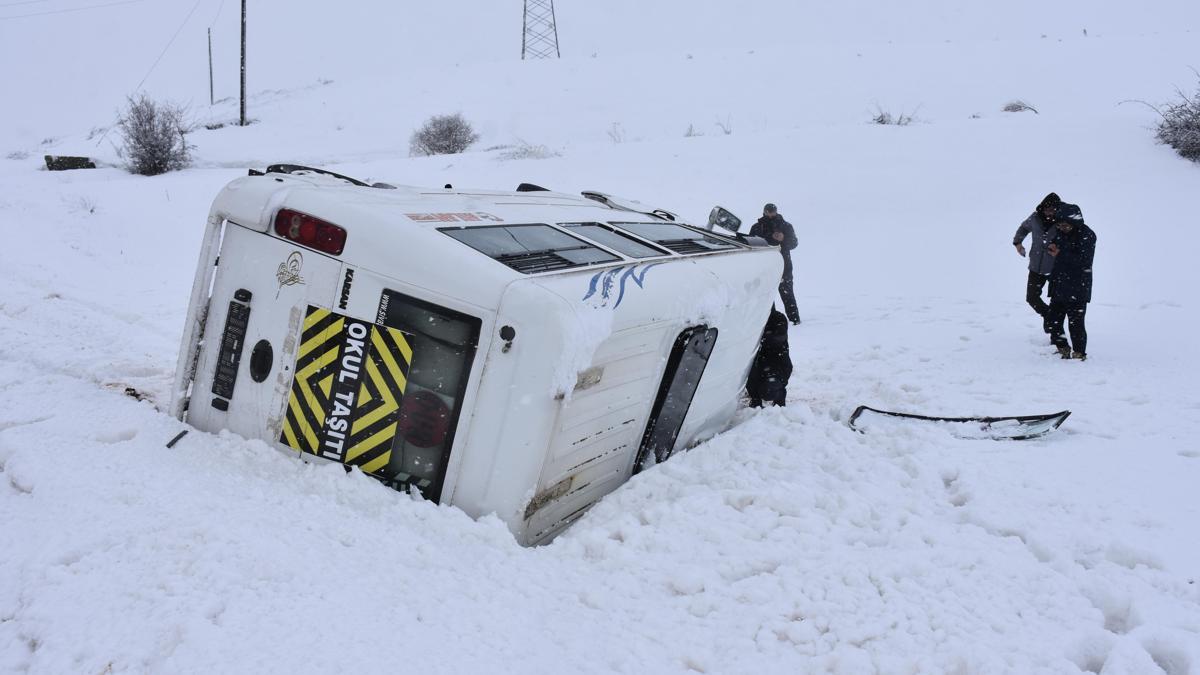 Öğrenci servis minibüsü devrildi: 14 yaralı