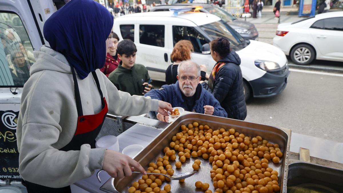 Berat Kandilinde lokma ve kandil simidi ikramı