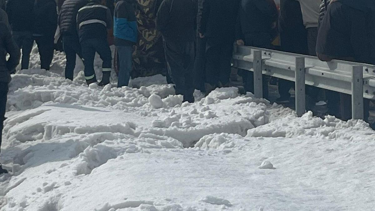 Tendürek Geçidi'nde kar küreme aracı devrildi: 2 ölü