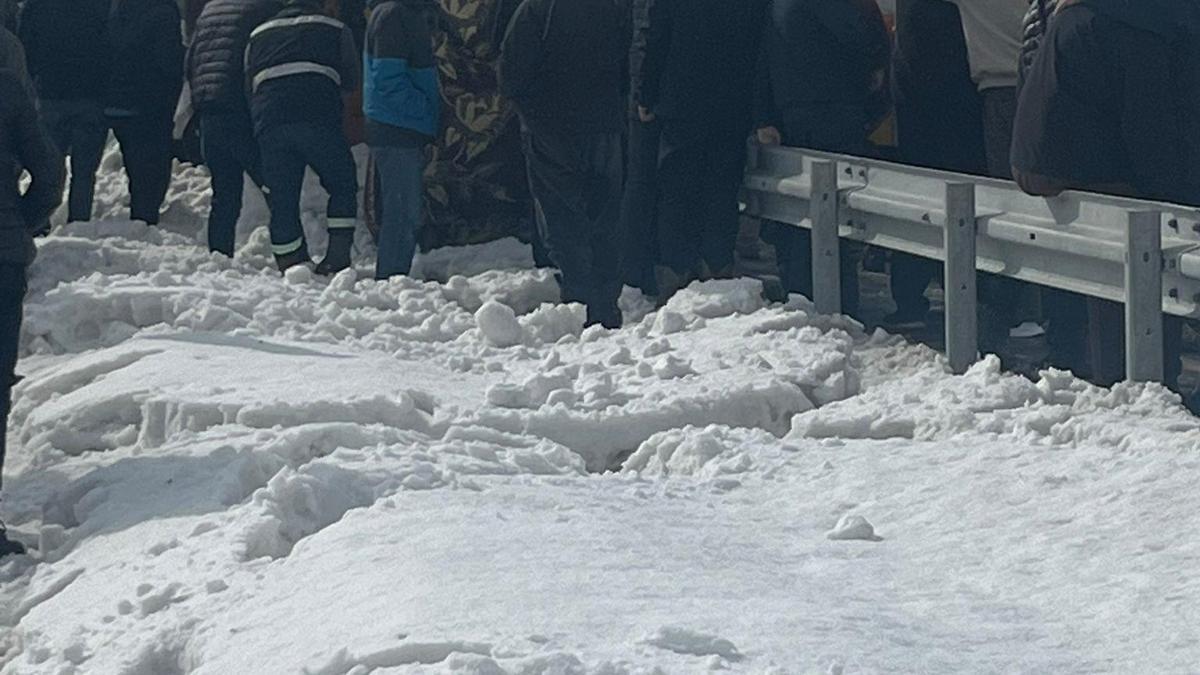 Kar küreme aracı devrildi: 2 ölü