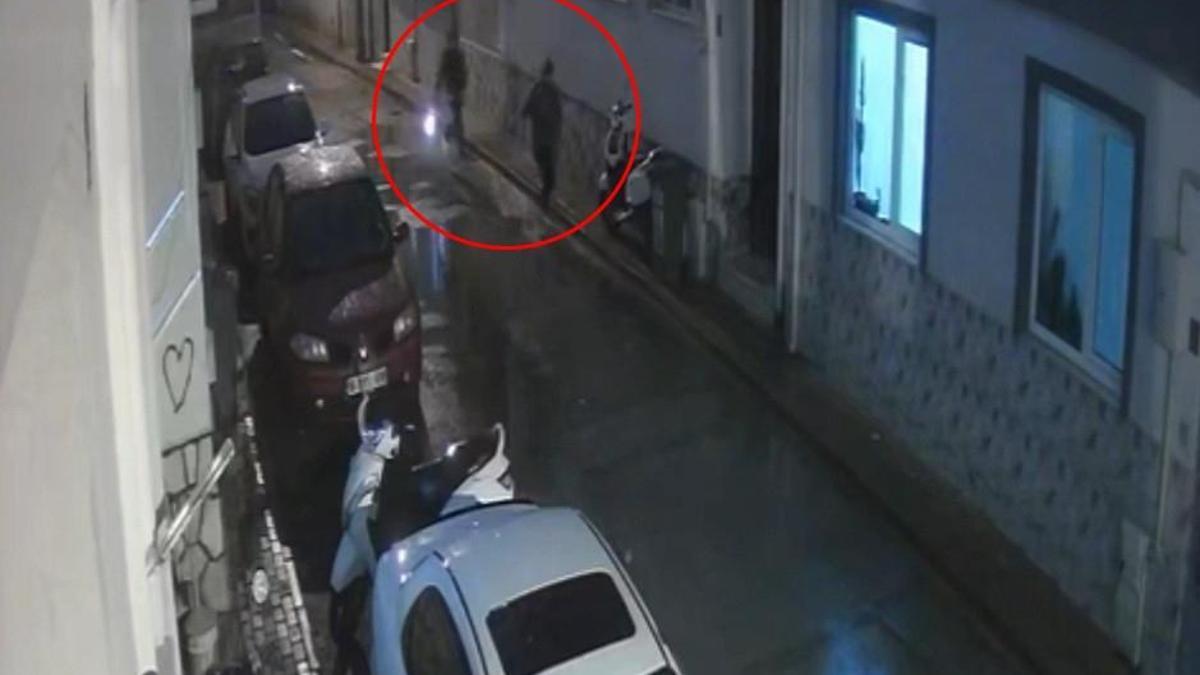 Bursada kurusıkı tabancayla rastgele ateş açan şüpheliler kamerada