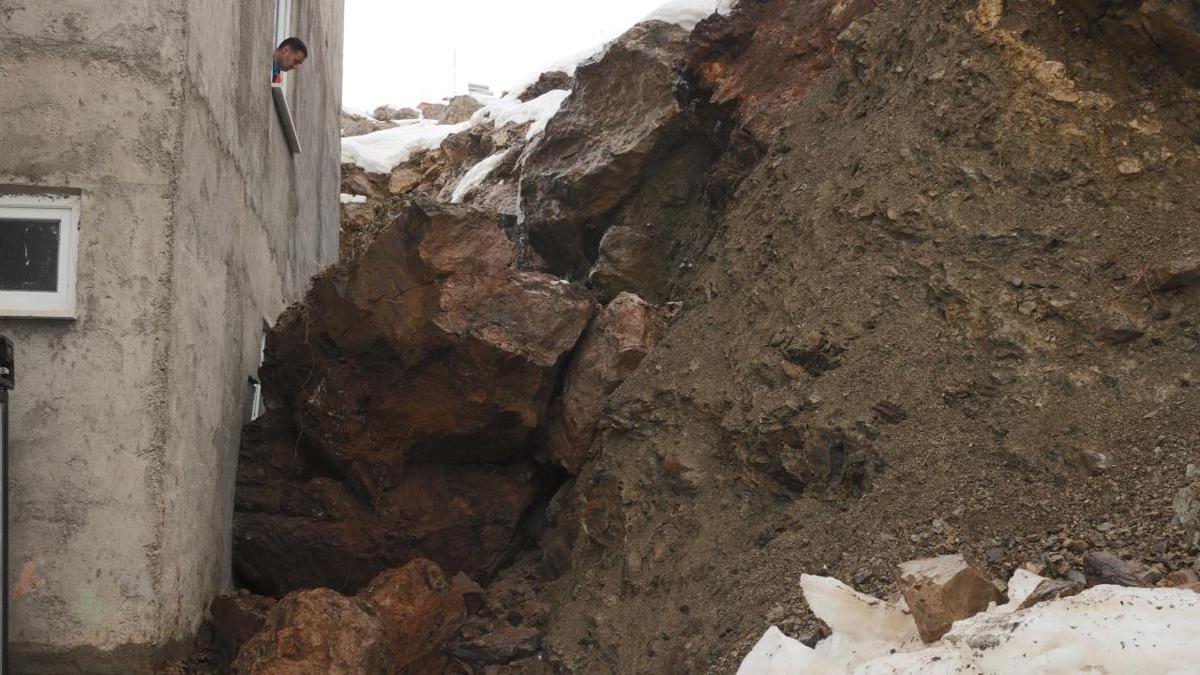 Dağdan kopan kaya parçası evin duvarını deldi