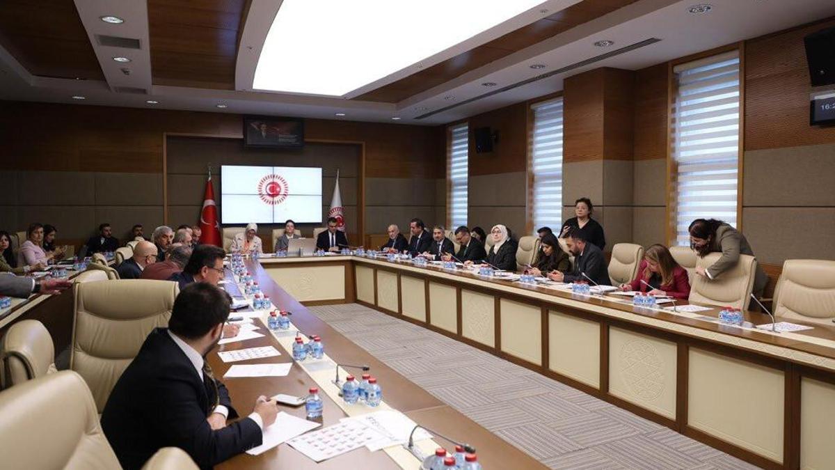 Komisyonda, 'Dijital Mecralarda Çocuklarımızı Bekleyen Tehdit ve Riskler Raporu' kabul edildi