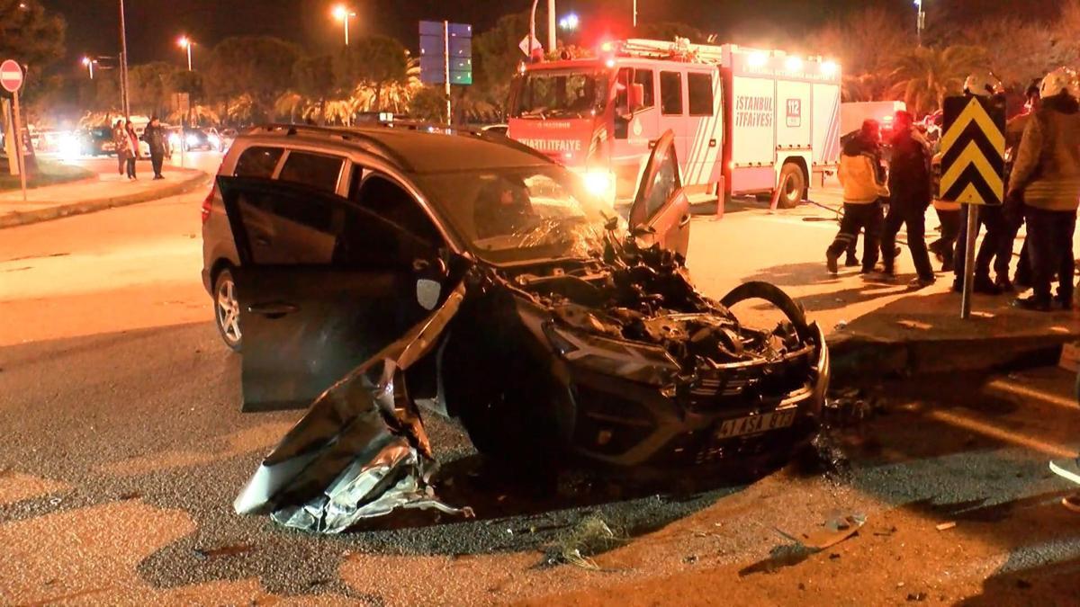 İstanbul - Maltepe'de iki otomobil kafa kafaya çarpıştı: 6 yaralı