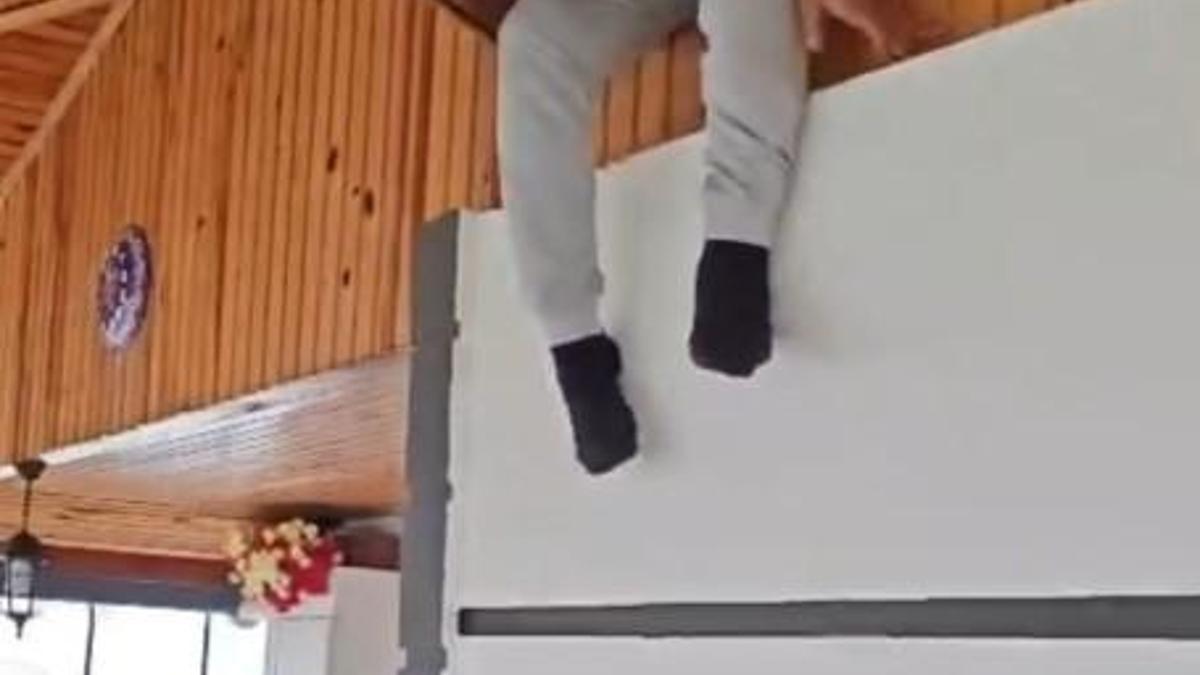 Yalovada 27,6 yıl hapis cezası bulunan firari evinin tavanındaki gizli bölmede yakalandı