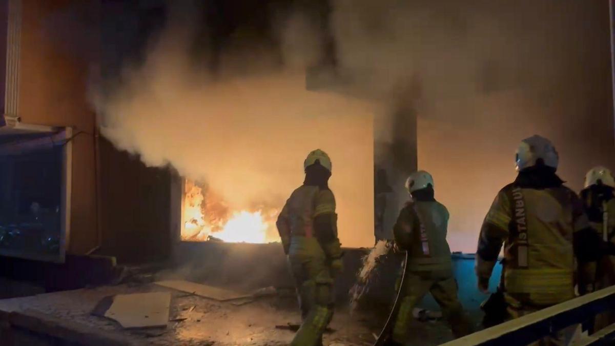 İstanbul - Kağıthane'de 4 katlı metruk binada yangın