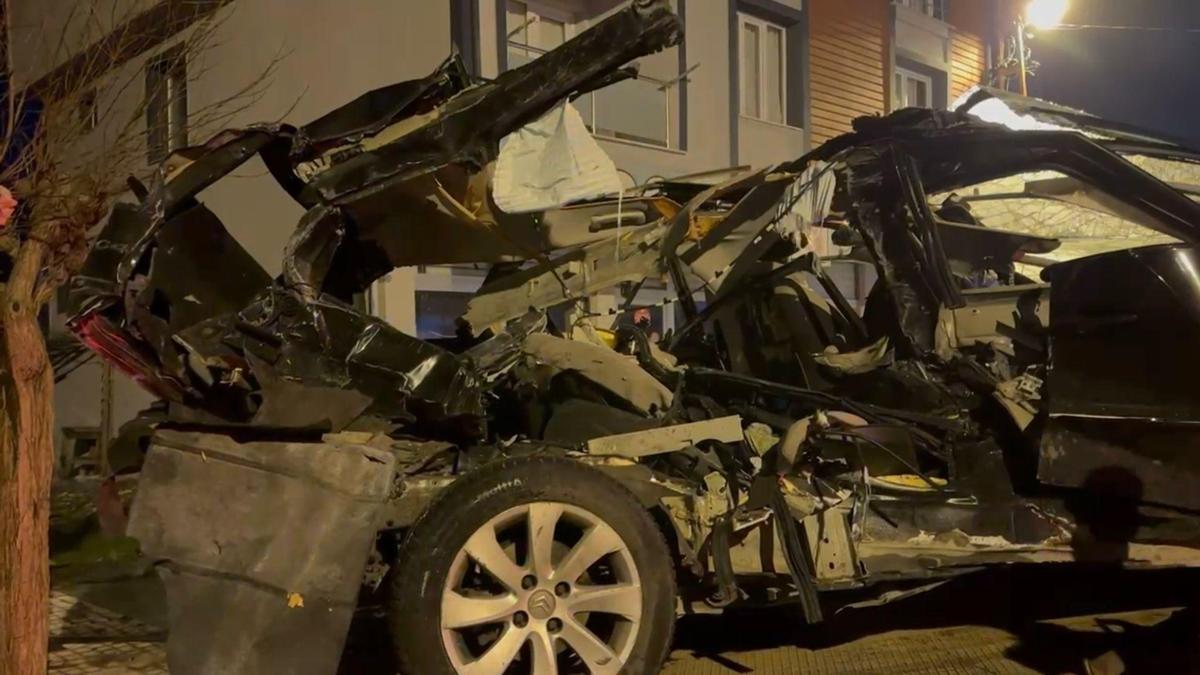 İstanbul- Sultanbeyli'de otomobil park halindeki 4 araca ve iş yerine çarptı