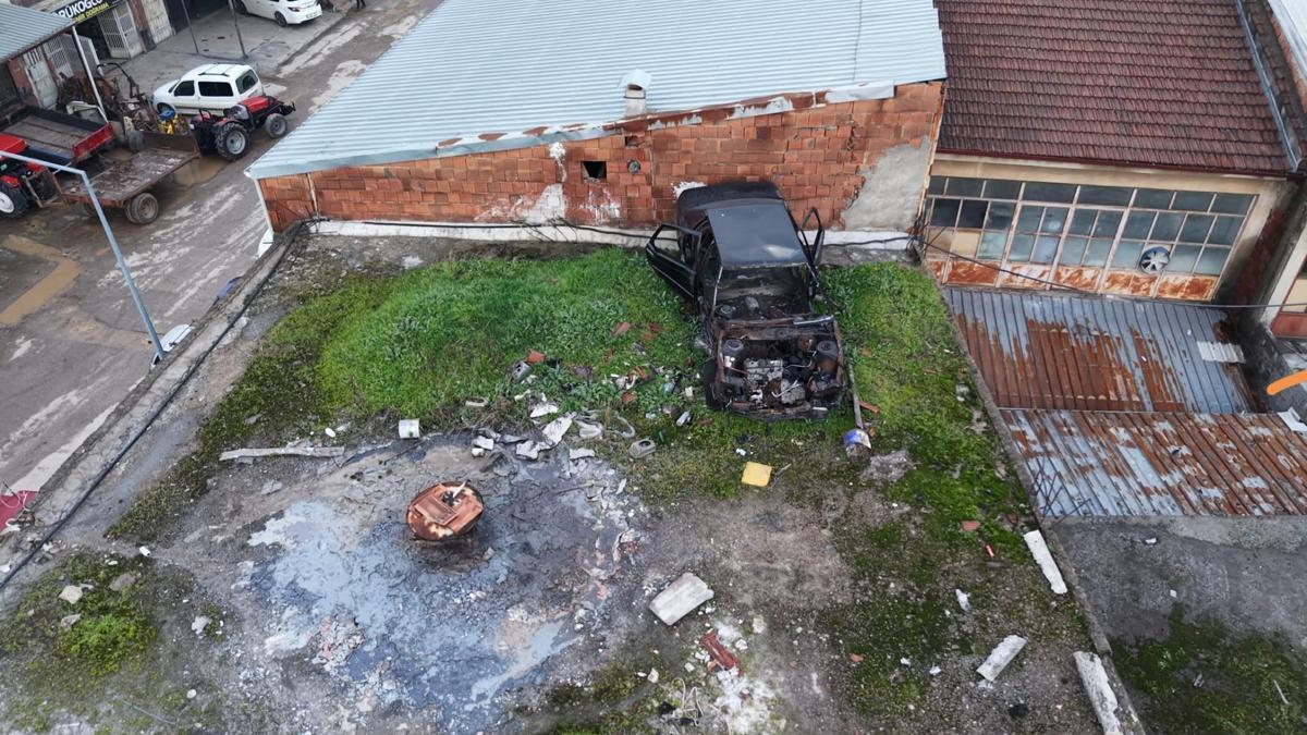 20 yıldır iş yerinin çatısında duran otomobili, akan çatıyı tamir etmek isteyince gördü