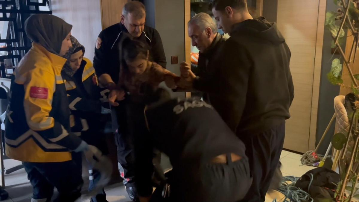 Düştüğü havalandırma boşluğundan halatla kurtarıldı