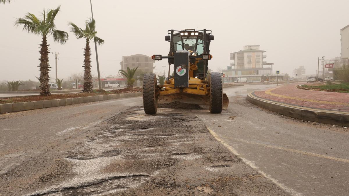 Kepezde yağmur sonrası yollara hızlı müdahale