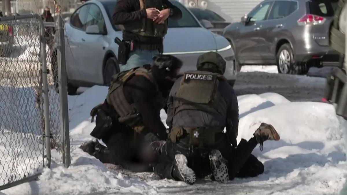 ICE müdahalesi kameralarda: Aktivist yere yatırıldı