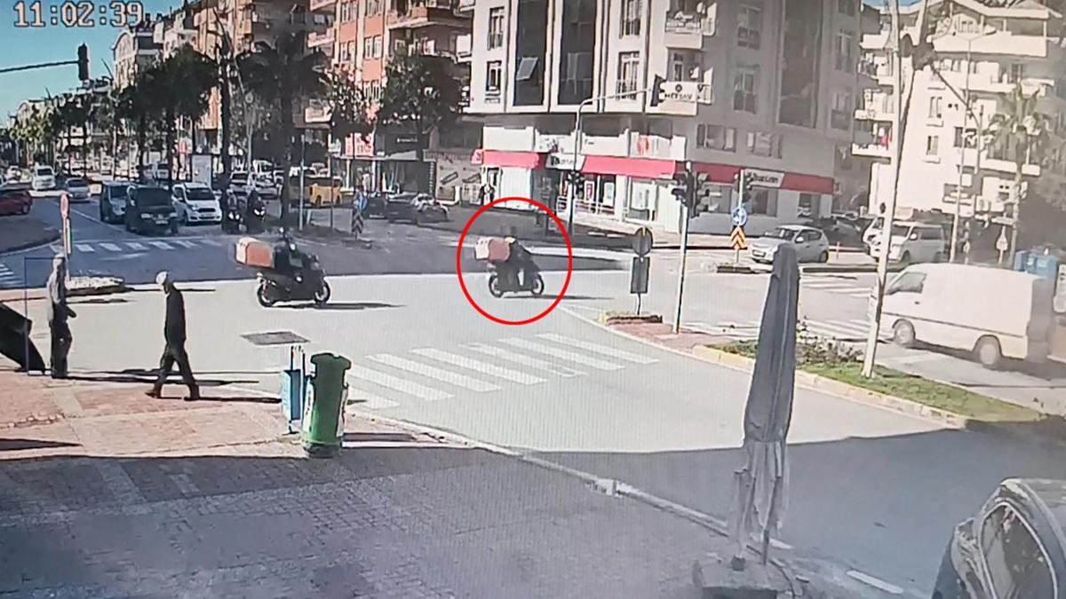 Kazada motosiklet sürücüsü minibüsün altında kalmaktan son anda kurtuldu