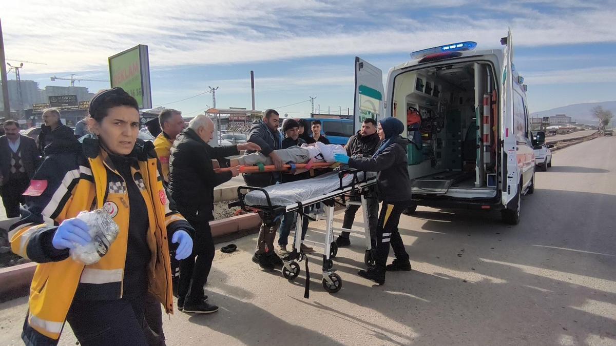 Otomobille çarpışan motosikletteki 2 kişi yaralandı