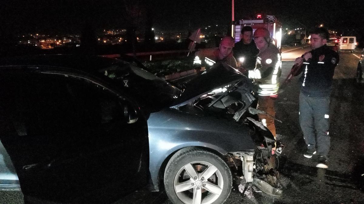 Kazada ağır hasar alan otomobilden yara almadan çıktı