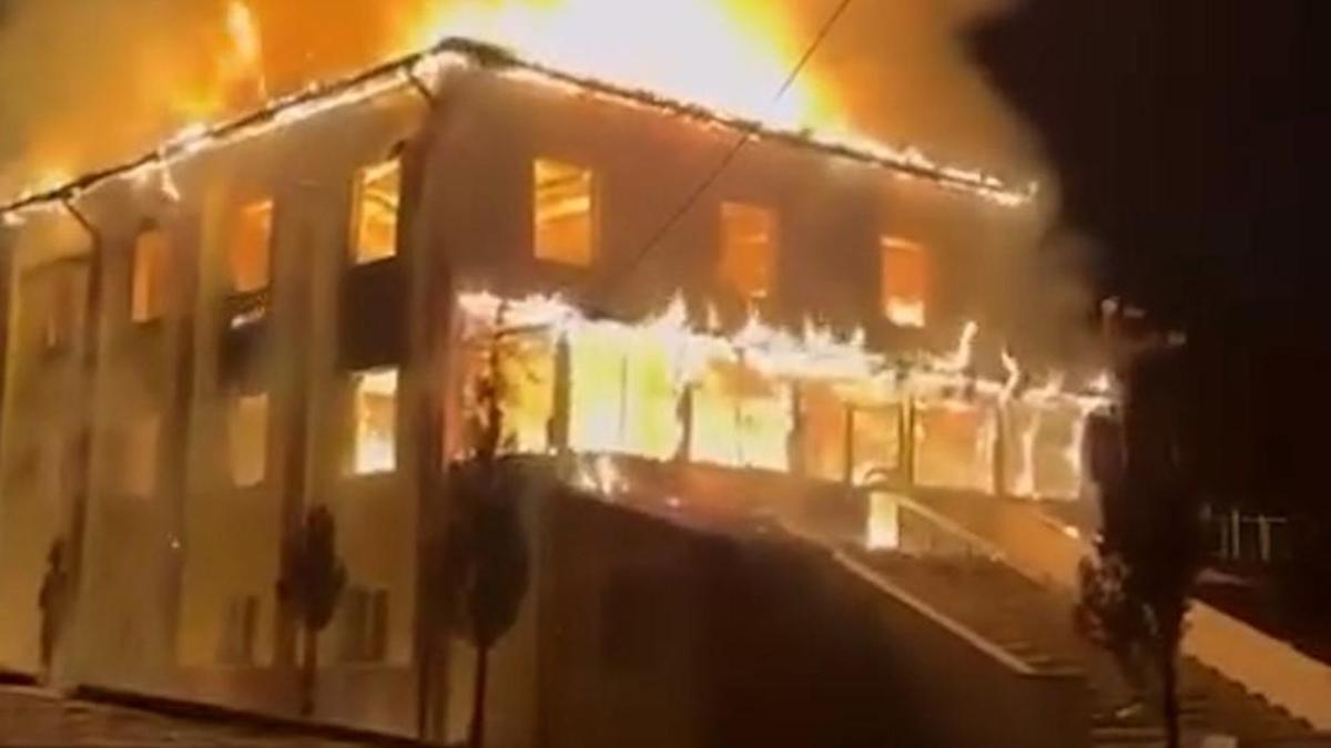 Bolu'da köy camisi alev alev yandı