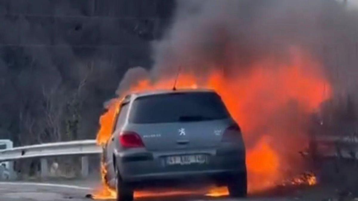 Orduda seyir halindeyken alev alan otomobil yandı