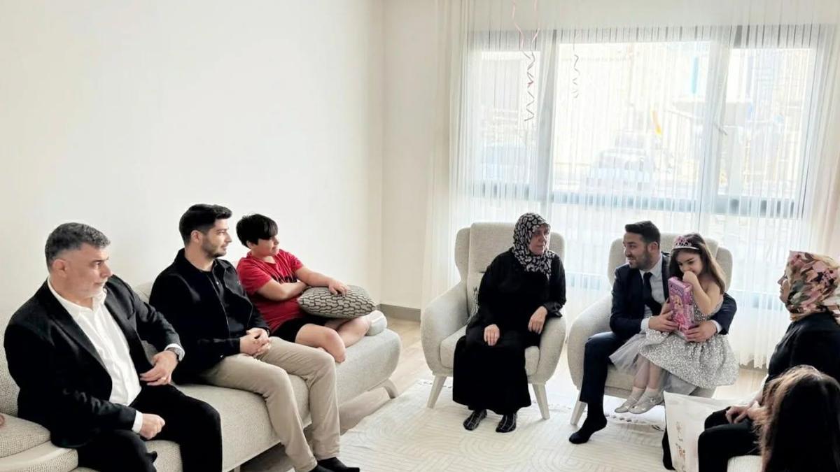 Depremde anne ve babasını kaybeden Azra'nın doğum günü kutlandı