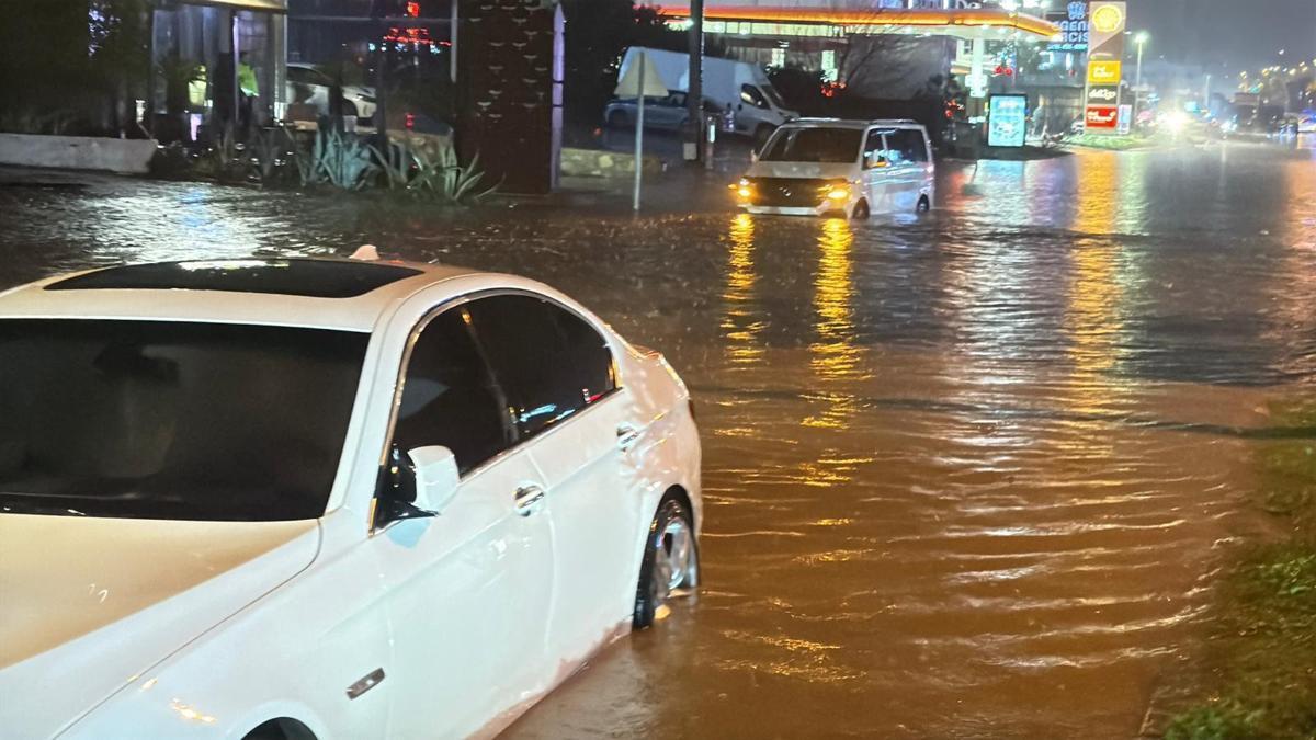 Bodrumda sağanak yaşamı olumsuz etkiledi; yollar trafiğe kapandı