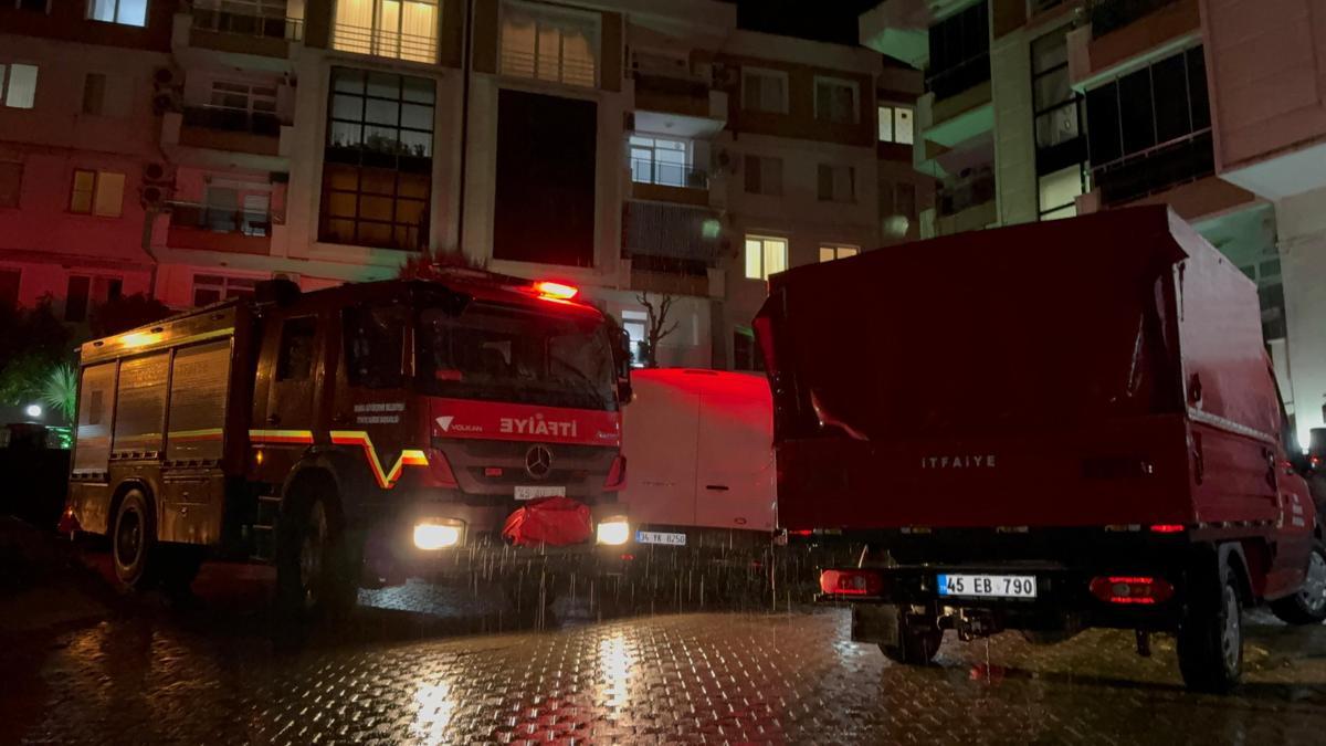 Manisada heyelan; sitenin istinat duvarı çöktü