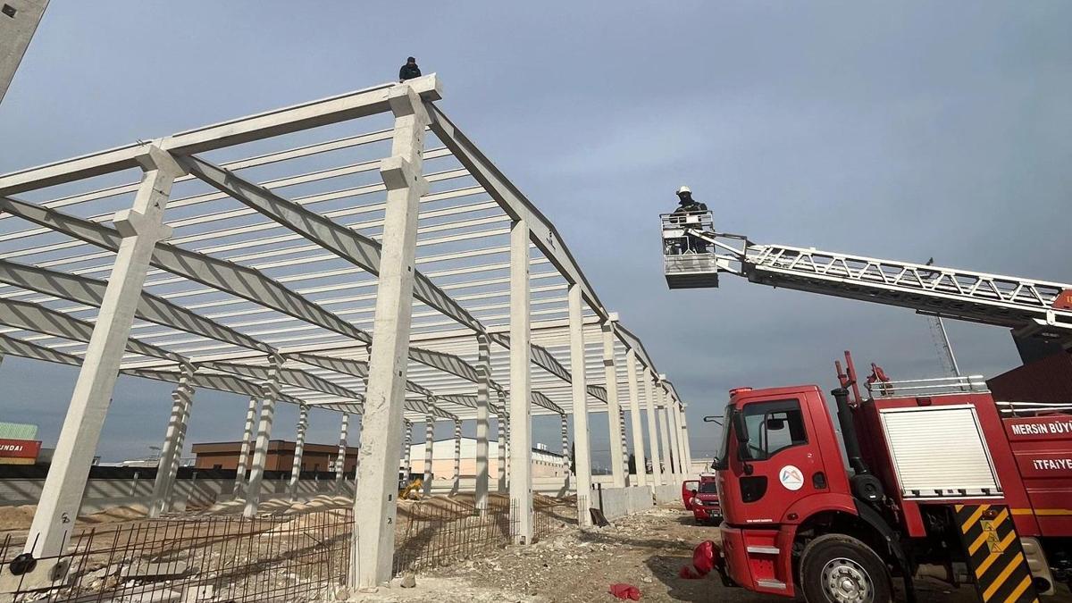 Mersinde inşaat şantiyesinde duvar çöktü: 3 kişi yaralandı