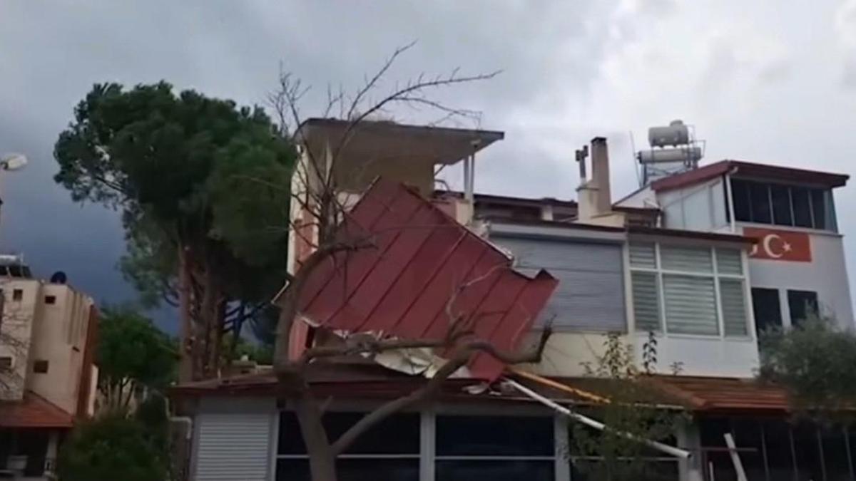 Kuşadasında fırtına ve sağanak: Evlerin çatıları uçtu, araçlar yollarda mahsur kaldı