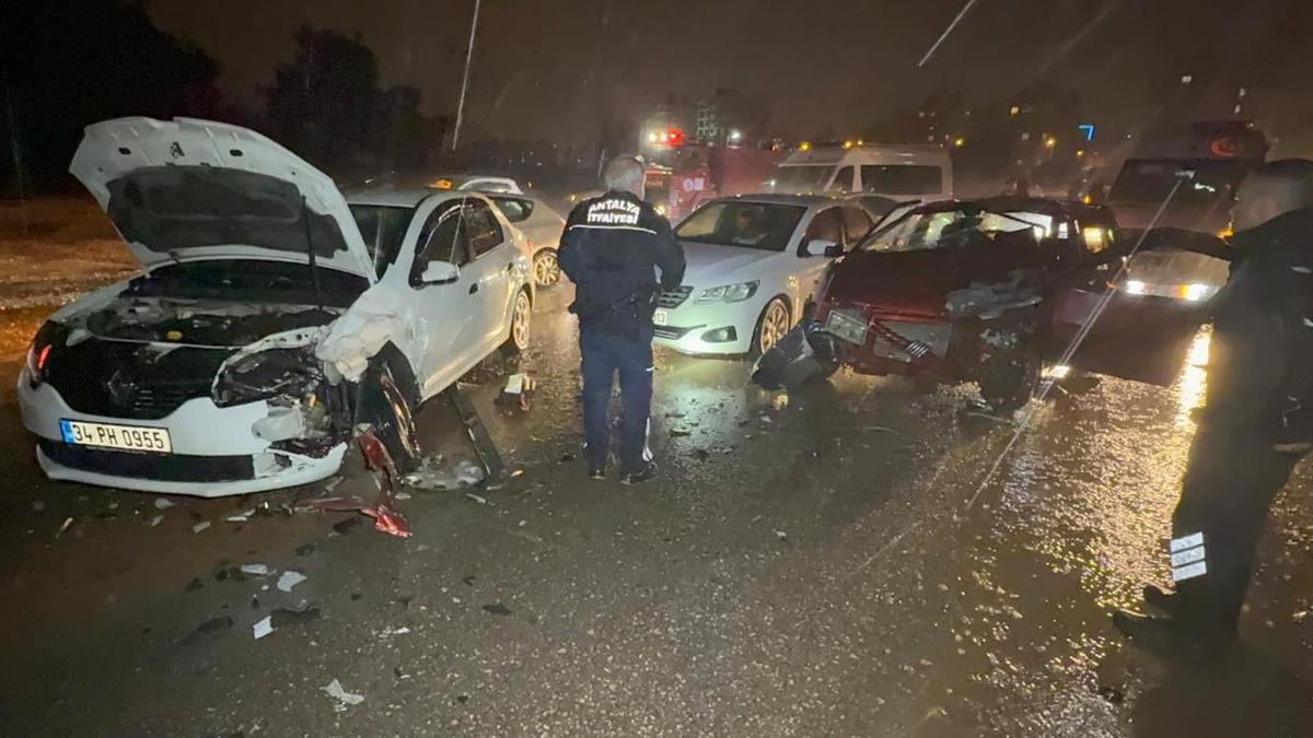 Antalya'da iki otomobil çarpıştı: 5 yaralı