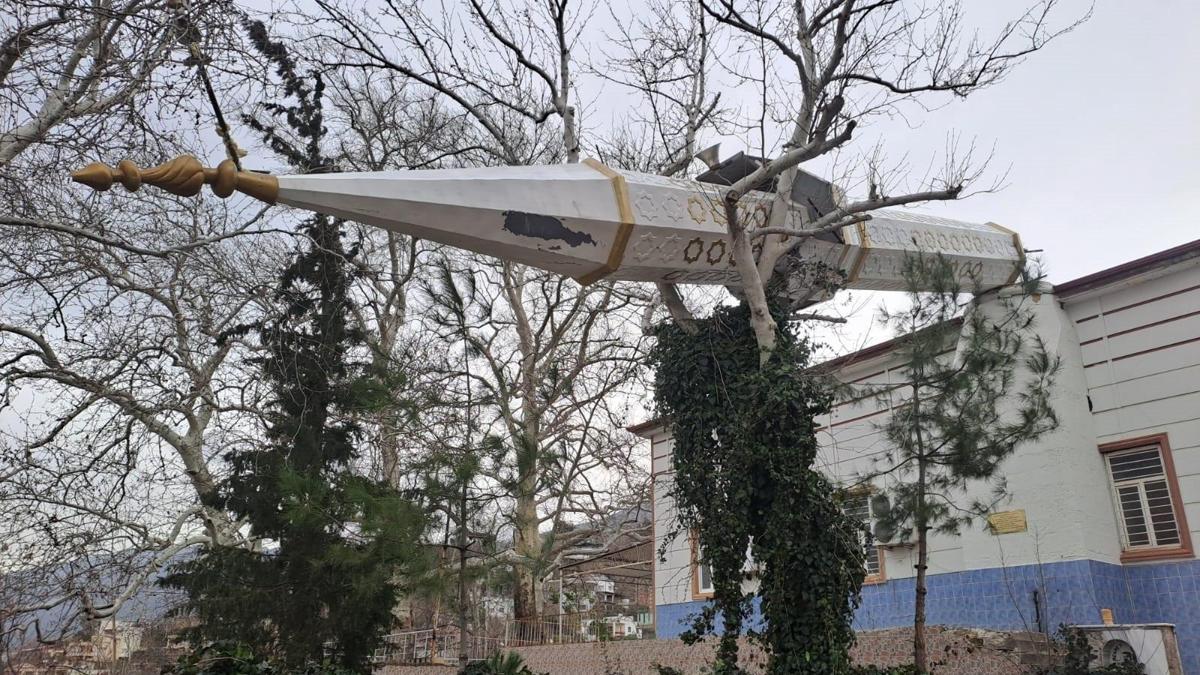 Şiddetli rüzgarda minare yıkıldı