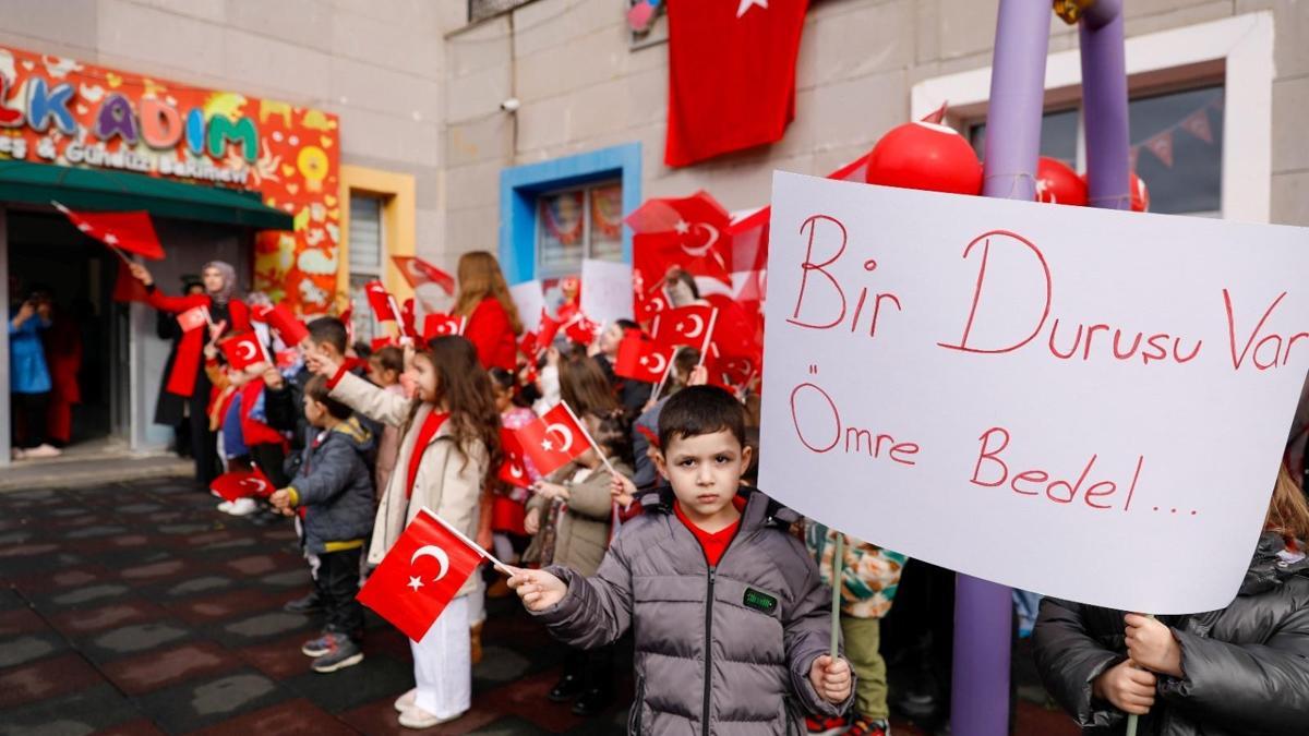 İlkadımda minik yüreklerden Türk bayrağına büyük sevgi