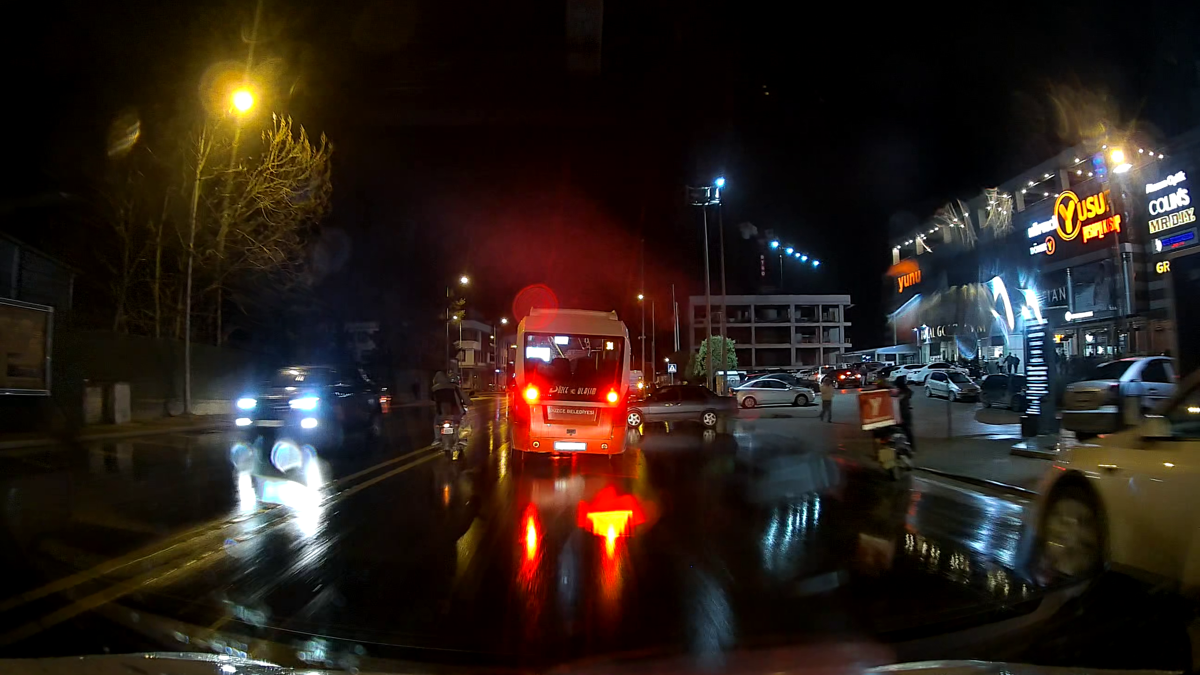 Halk otobüsünün motosiklete çarptığı kaza kamerada; 1 yaralı