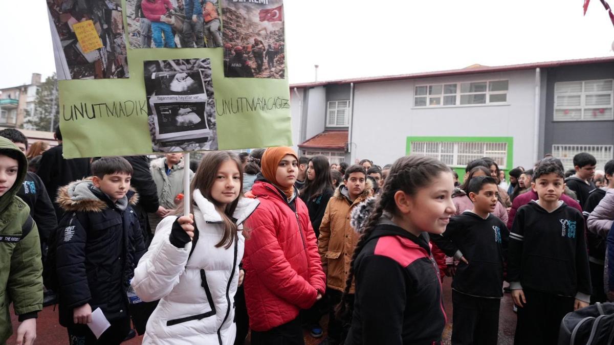 Kahramanmaraş depremlerinde ölenler için okullarda saygı duruşu